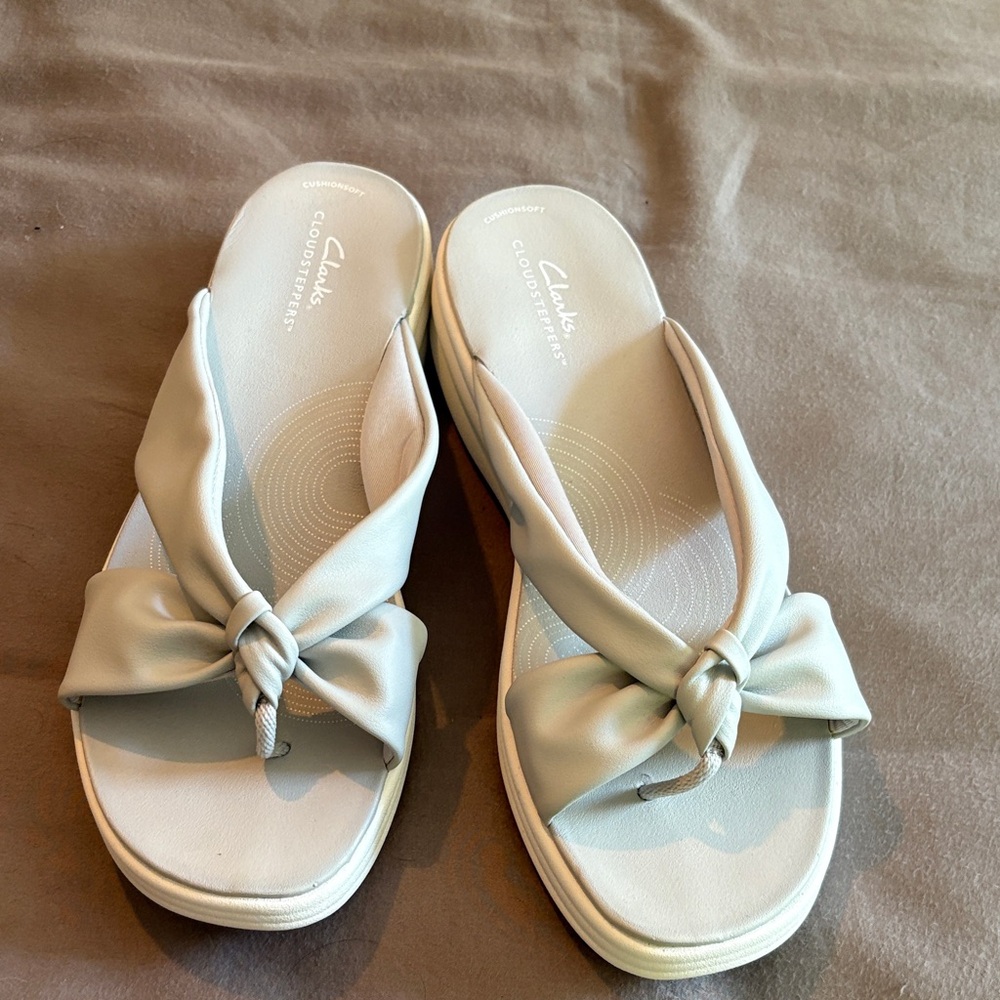 NWOB - Clarks Women's Light Gray Bow Sandals